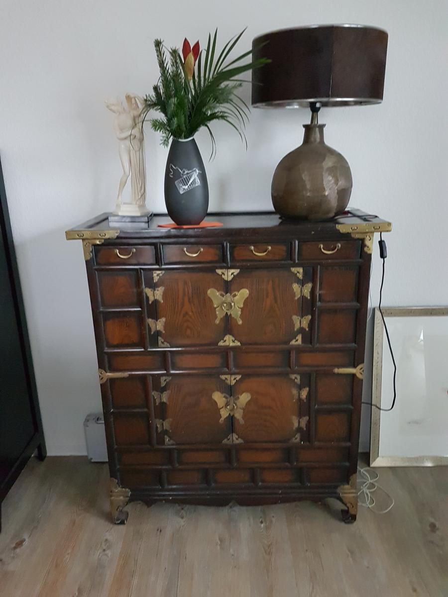 Kommode um 1930 Korea in gutem Zustand, sie stammt aus einem Münchner Haushalt und steht seit 2010 in Rostock. Sie ist 45 x 99 x 114 cm groß sie wird innerhalb 2-3 Tagen auf Palette geliefert