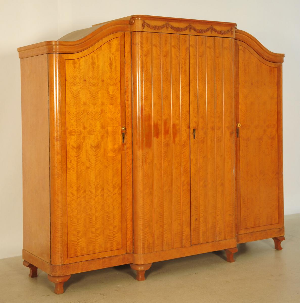 Viertüriger großer Art Deco Kleiderschrank aus Birkenholz Antik