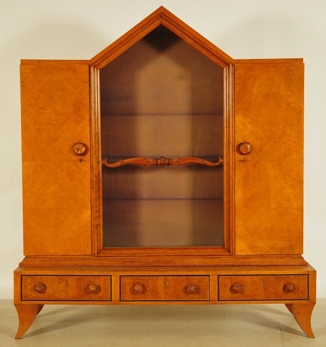 Restaurierte Art Deco Vitrine mit Spitzdach gefertigt um 1920 Antik Kolosseum