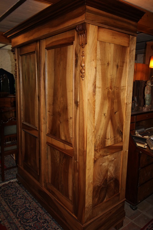 Nußbaumschrank, restauriert | antik.de