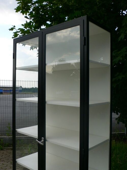 Vitrine antik Eisen Ausstellungsvitrine restauriert Fabrik Design um 1930 Jhd.