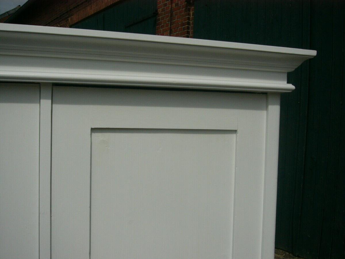 Schrank weiß im Shabby Look Landhaus super praktisch um 1900 Jhd