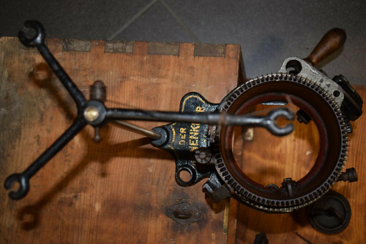 Alte Sockenstrickmaschine "Der Bienenkorb", Strickmaschine, extrem