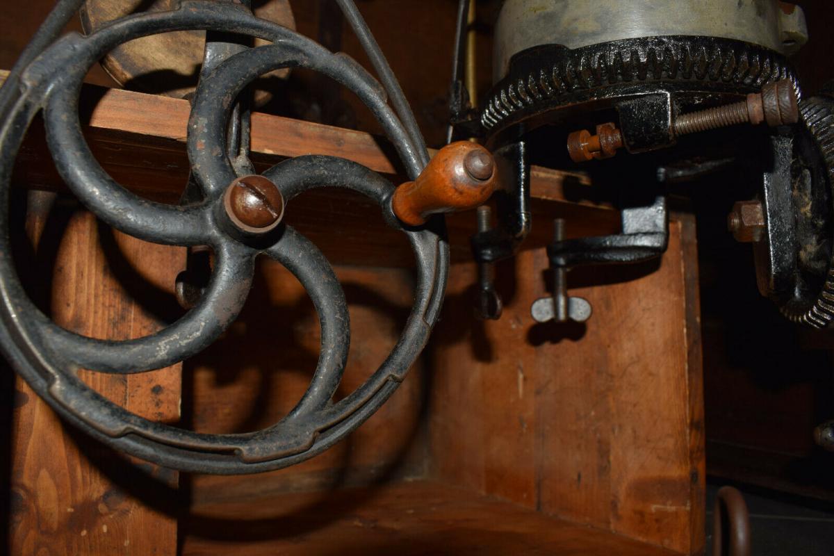 Alte Sockenstrickmaschine "Der Bienenkorb", Strickmaschine, extrem