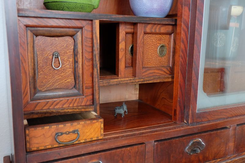 Antiker japanischer Teeschrank aus der Taiso Periode, um 1900 | antik.de