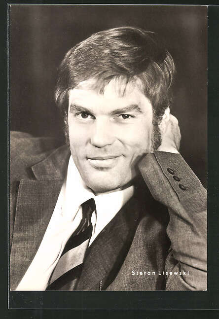AK Portrait des Schauspielers Stefan Lisewski in Anzug und Krawatte, DDR