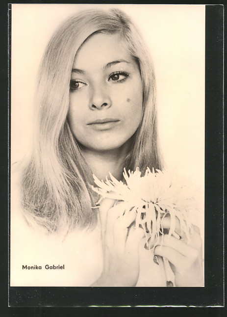 AK Schauspielerin <b>Monika Gabriel</b> hält eine Dahlie in den Händen 0 ... - AK-Schauspielerin-Monika-Gabriel-haelt-eine-Dahlie-in-den-Haenden