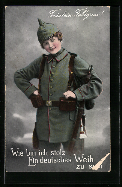 AK Frau in Uniform mit Pickelhaube und Gewehr Fräulein Feldgrau Nr