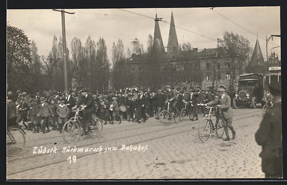 AK Lübeck Rückmarsch zum Bahnhof mit Strassenbahn Nr 12702960