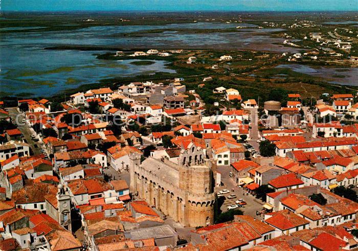 Les Saintes Maries De La Mer Eglise Fortifiee Les Mas Camarguais Vue