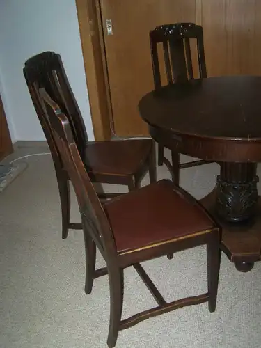Antiker runder Tisch und 3 passende Stühle

