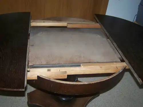 Antiker runder Tisch und 3 passende Stühle
