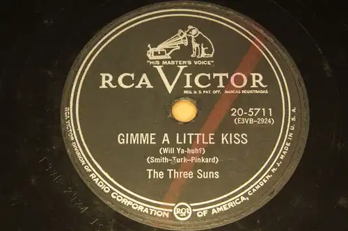 THE THREE SUNS "Gimme a little Kiss" RCA VICTOR 78rpm 10"