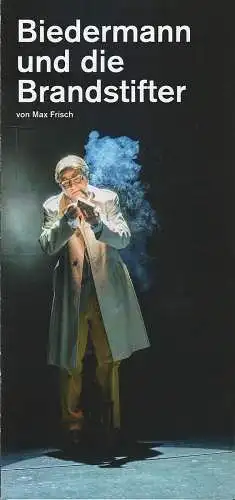 Theater Paderborn - Westfälische Kammerspiele, Katharina Kreuzhage, Eva Veiders, Kleon Medugorac, Tobias Kreft (Fotos ): Programmheft Max Frisch BIEDERMANN UND DIE BRANDSTIFTER 7. September 2024 Großes Haus (18). 