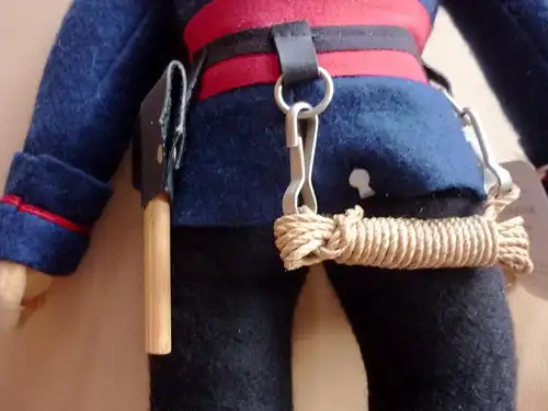 sehr gut erhaltene Puppe Marke Steiff:  Feuerwehrmann, Werbung für Ziegler, Giengen