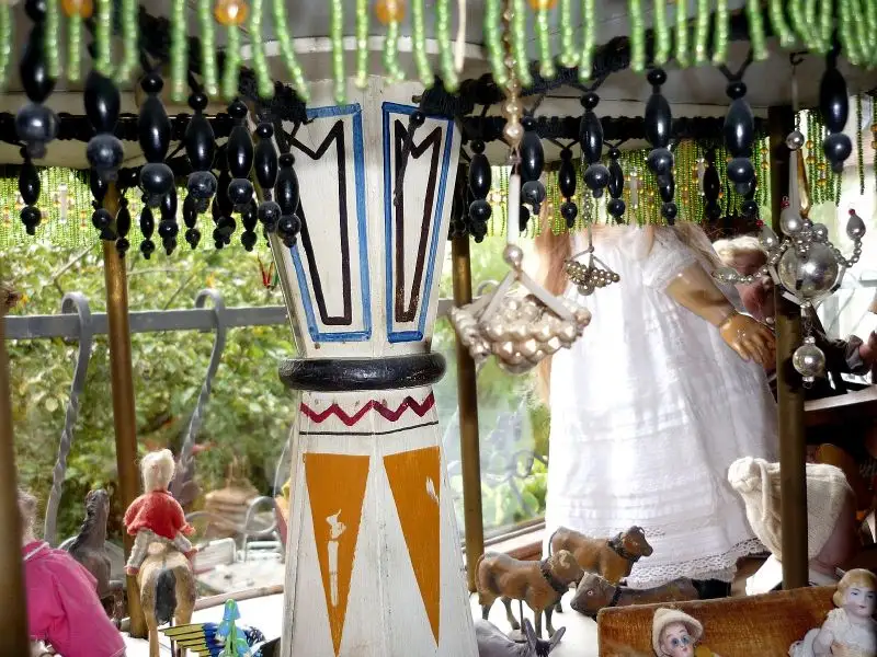 schönes, antikes Karussell, ein Highlight für Ausstellungen, Schaufenster-Dekoration oder einfach für den privaten Gebrauch 3