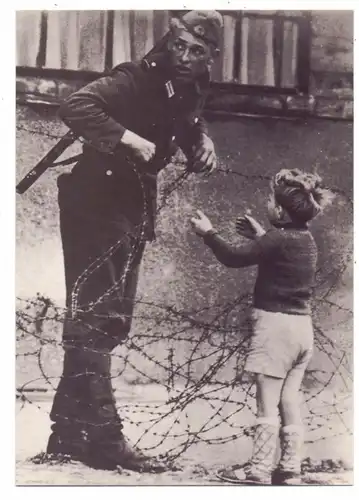 1000 BERLIN, Berliner Mauer, DDR-Grenzer und Kind
