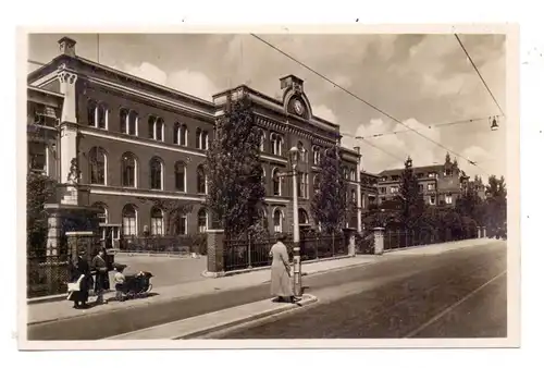 NL - UTRECHT STAD, Stads- en Academisch Ziekenhuis, Tramhalte, Kinderwagen, 1944