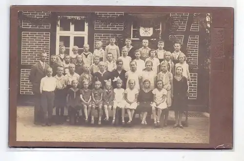 3031  AHLDEN, Hartphoto 16,5 x 10,5 cm, Schulklasse 1930 mit Lehrer, Photograph Karl Küker