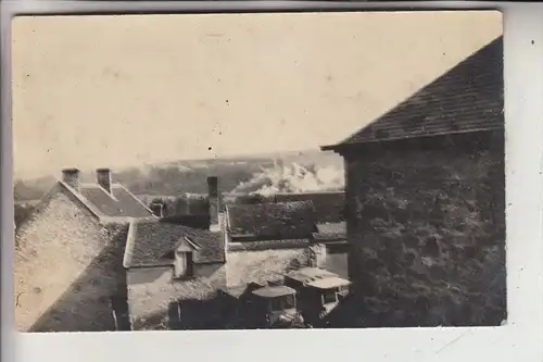 MILITÄR - 1.Weltkrieg, Explosionvor der Ortschaft, deutsche Militär-LKW, Westfront, Photo-AK