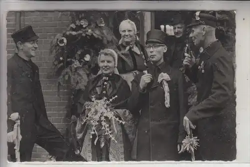 NL - OVERIJSSEL - ENSCHEDE, Bruidspaar met Brulteneugers / Twentes Volksleven