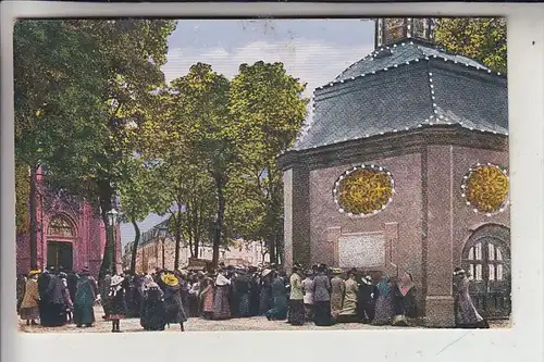 4178 KEVELAER, Betende Pilger vor der Gnadenkirche, 1932