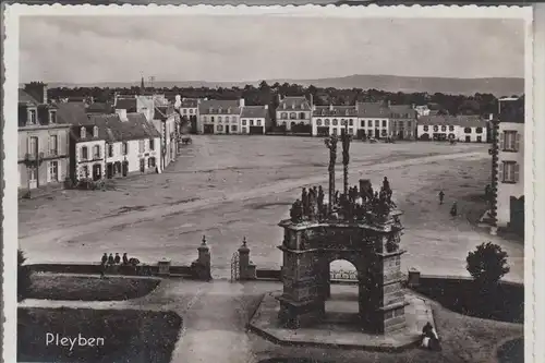 F 29190 PLEYBEN, La grande Place