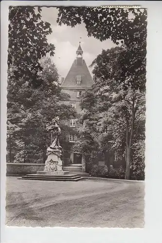 4130 MOERS, Schloss mit Denkmal 1955