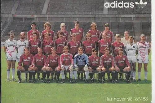 SPORT - FUSSBALL - HANNOVER 96 -Mannschaftsfoto 1987/88 - 7 AUTOGRAMME