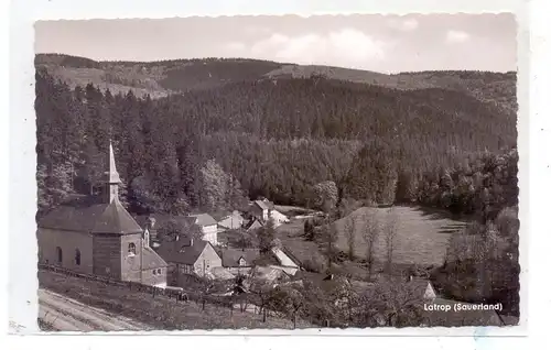 5948 SCHMALLENBERG - LATROP, Blick auf die Kirche und Gasthof zum Grubental, 1960