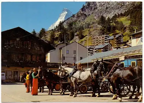 CH 3920 ZERMATT VS, Bahnhofplatz mit Kutschen