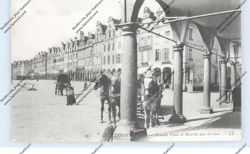 F 62000 ARRAS, Grand Place et Marche aux Grains, Pferdefuhrwerk, animierte Szene