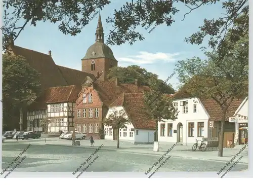 2448 BURG / Fehmarn, Blick zur Kirche, Oldtimer