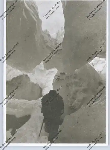 SPORT - BERGSTEIGEN, Ein Bergwacht-Mann durchsucht eine Gletscherspalte, Deutscher Alpenverein