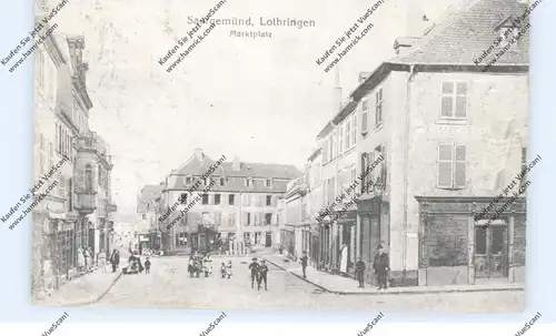 F 57200 SAARGEMÜND / SARREGUEMINES, Marktplatz, belebte Szene