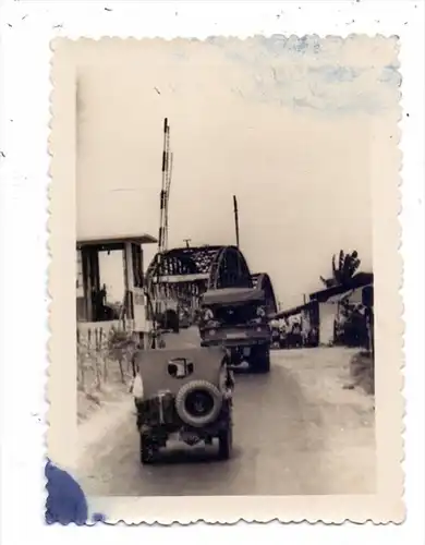 MILITÄR - Allierte Fahrzeuge vor Brücke, Photo, 10 x 7 cm