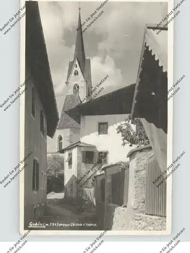 I 39043 KLAUSEN - GUFIDAUN / GUDON, Dorfpartie an der Kirche