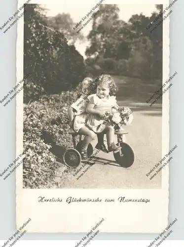 SPIELZEUG - 2 Mädchen auf einem Dreirad