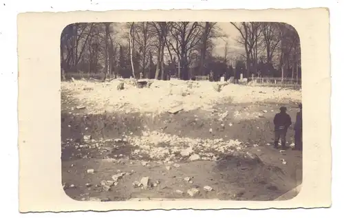 OBER-SCHLESIEN - GLEIWITZ / GLIWICE, Photo-AK 2. Weltkrieg, Bombentrichter am Friedhof