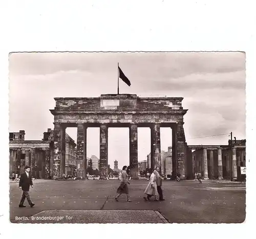 1000 BERLIN, Brandenburger Tor, 50er Jahre, Russische Fahne auf dem Tor