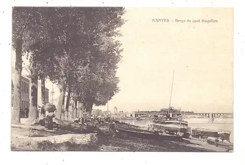 F 44000 NANTES, Berge du quai Magellan, Binnenschiffe Fracht