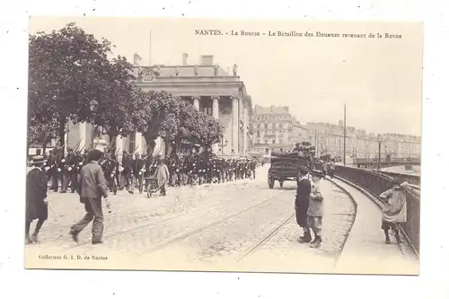 F 44000 NANTES, La Bourse, Le Bataillon des Douanes revenant de la Revue