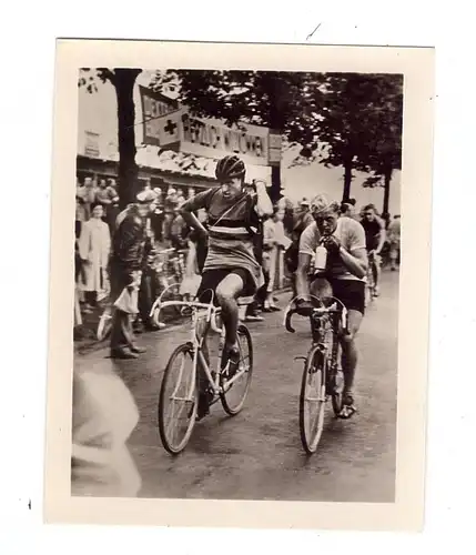 5650 SOLINGEN, Radweltmeisterschaften 1954, TÄVE SCHUR an der Verpflegungsstelle, Photo 7 x 9cm, rücks. Kleberest