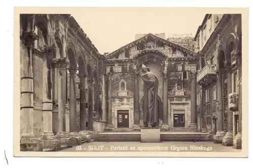 HR 21000 SPLIT, Peristil sa spomenokom Grgura Ninskoga