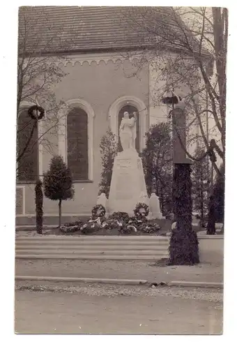 8945 LEGAU, Kirche mit Kriegerdenkmal, Photo-AK