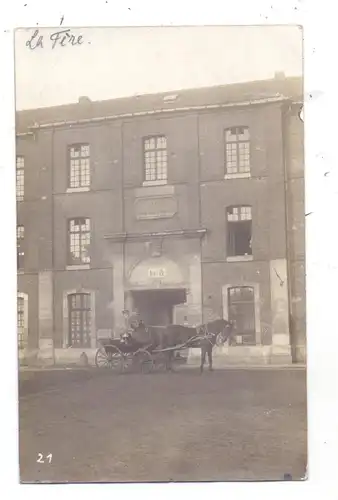 F 02800 LA FERE, Photo-AK 1.Weltkrieg, 1916, Kutsche mit Offizier, Kaserne, bat a, deutsche Feldpost