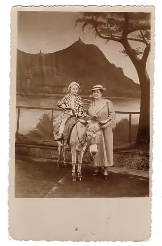 5330 KÖNIGSWINTER, Photostudio Aufnahme, Kind mit Mutter auf Esel, kl. Löcher