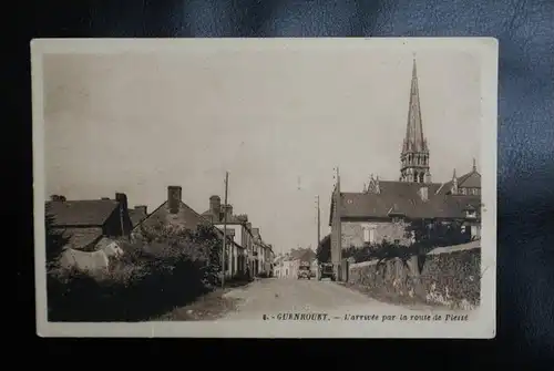 F 44530 GUENROUET - L'arrivee par la route de Plesse
