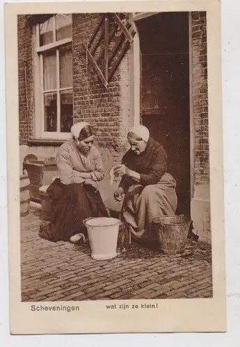 ZUID-HOLLAND - SCHEVENINGEN, "Wat zijn ze klein", Vrouwen met haring, 1923