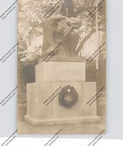 6000 FRANKFURT, Denkmal "Den Opfern", Photo-AK, Heftungslöcher